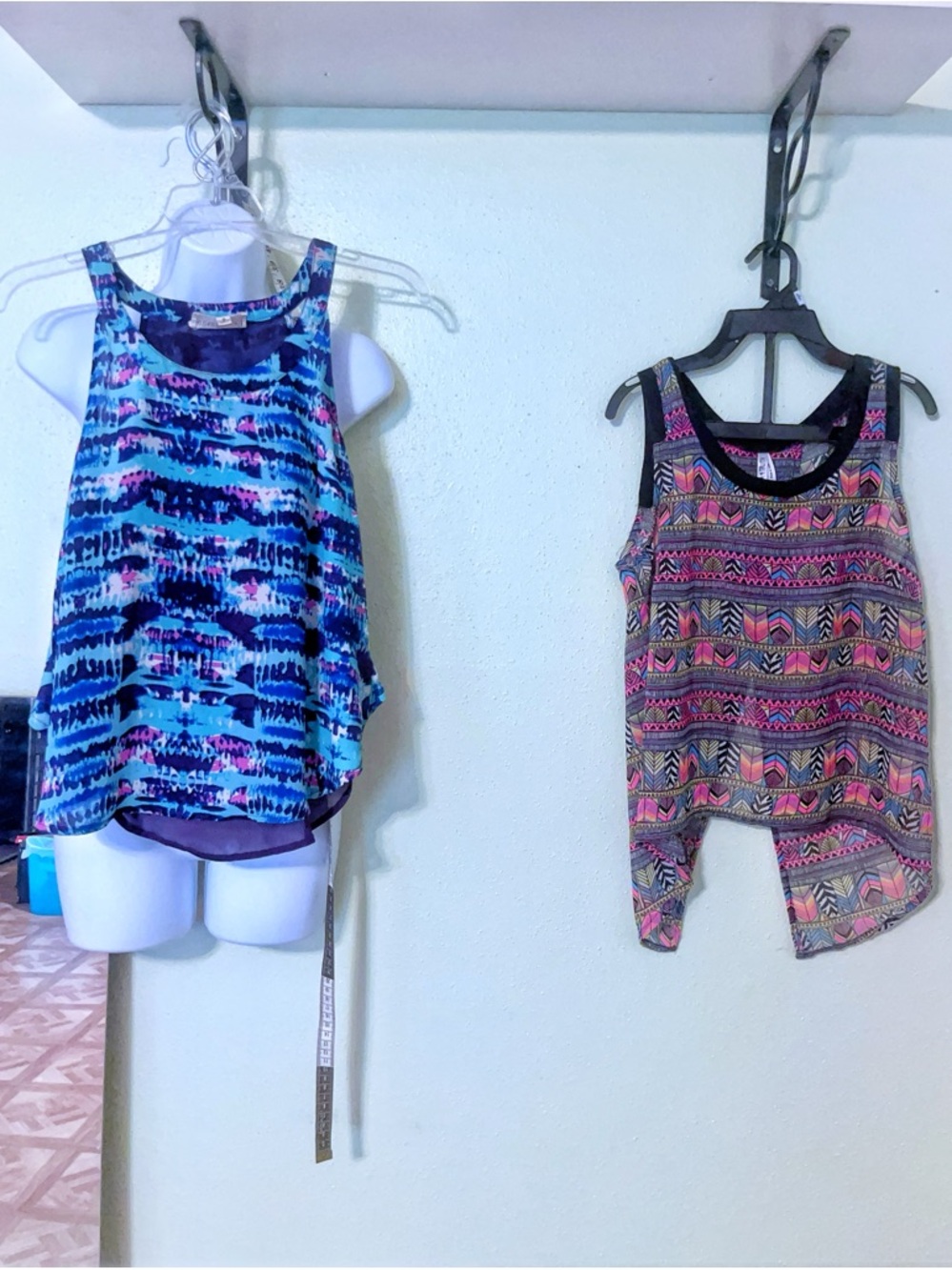 Bundle 2 tanks : Sleeveless Printed Flow Tank Tops - Blue Tie-Dye & Aztec Pink
